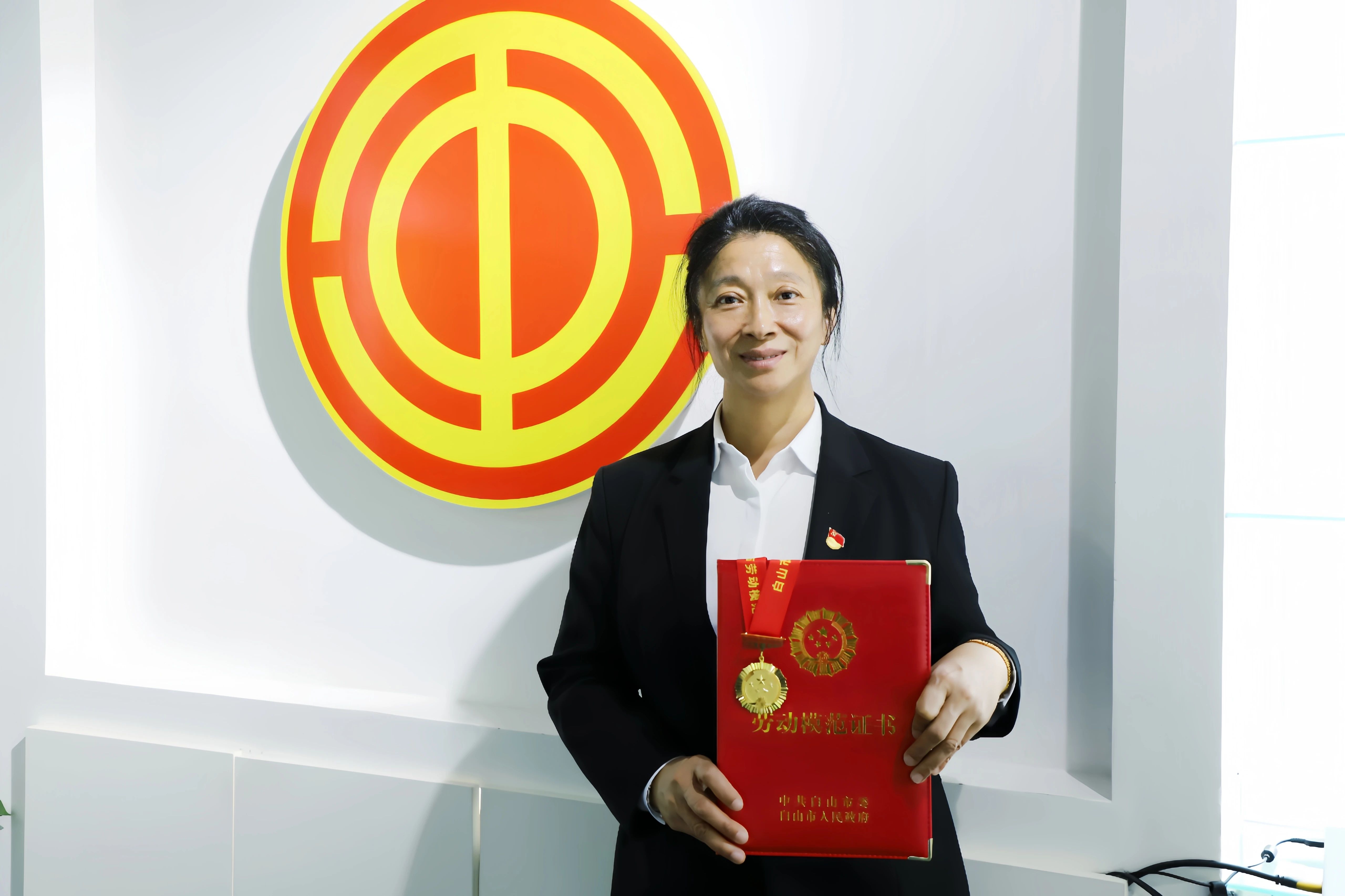 致敬模范，引領(lǐng)前行--林源春公司姜波女士榮獲“白山市勞動(dòng)模范”光榮稱(chēng)號